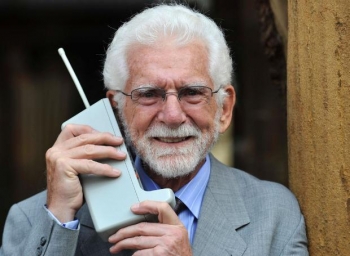 Мартин Купер с первым мобильным телефоном Motorola