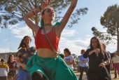 Уроки афро-бразильских танцев в афинском парке Фонда Ставроса Ниархоса