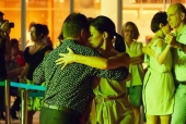 Уроки танцев в афинском парке: Танго