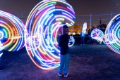 Led Circle - Танцевально-игровой мастер-класс со светодиодным обручем в афинском парке Центра культуры Фонда Ставроса Ниархоса